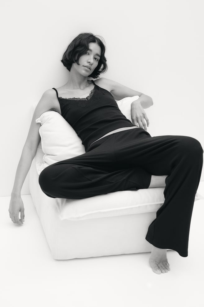 Пижама в рубчик с кружевной отделкой H&M, черный
Пижама в рубчик с кружевной отделкой H&M, черный