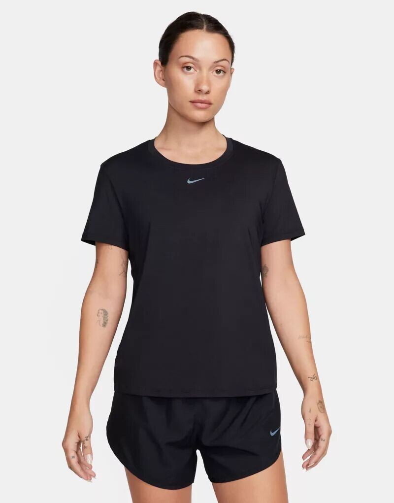 Черная узкая футболка Nike One Dri-Fit 
Черная узкая футболка Nike One Dri-Fit