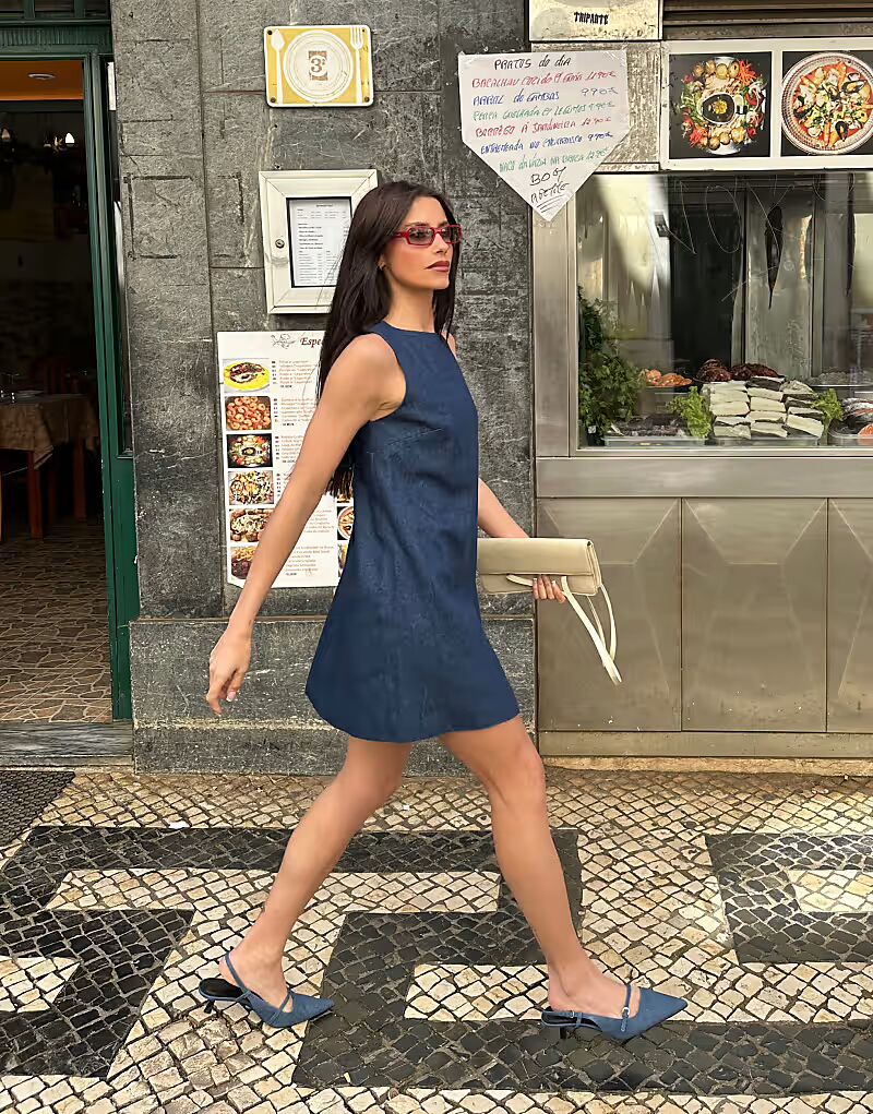 Платье-мини из денима Labelrail x Barbara Ines с отделкой сзади в цвете индиго
Платье-мини из денима Labelrail x Barbara Ines с отделкой сзади в цвете индиго