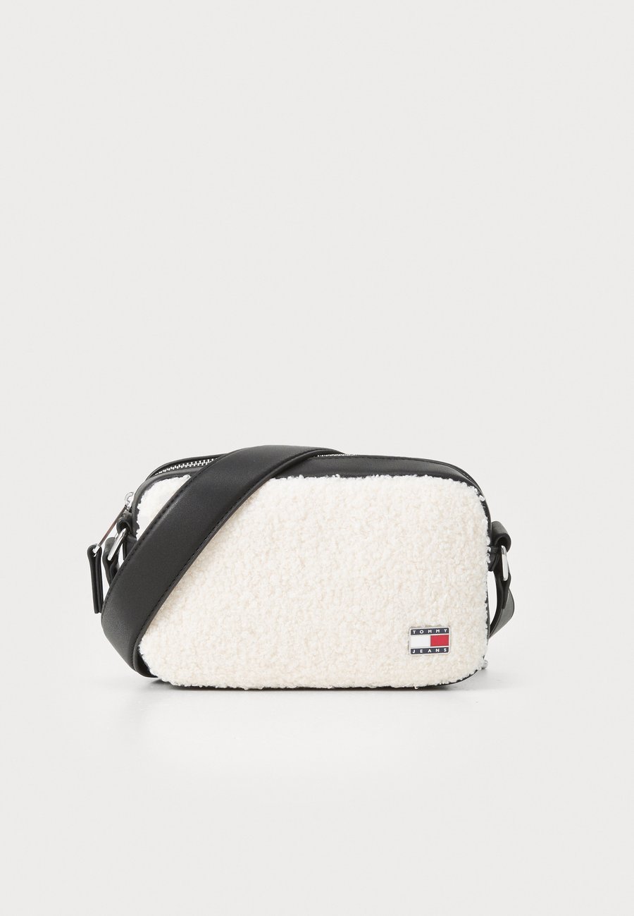 Сумка кросс-боди Tommy Jeans COOL SHERPA CAMERA BAG, Natural/White
Сумка кросс-боди Tommy Jeans COOL SHERPA CAMERA BAG, Natural/White