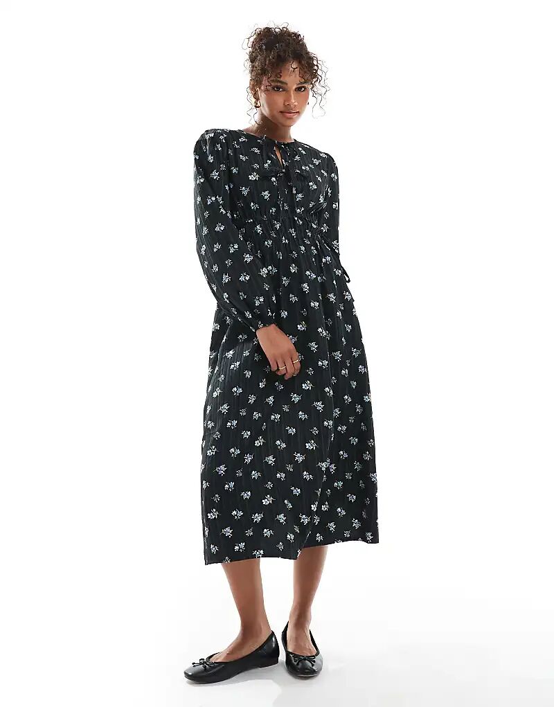 Платье миди Wednesday's Girl с завязками спереди и цветочным принтом, плиссированное, черного цвета
Платье миди Wednesday's Girl с завязками спереди и цветочным принтом, плиссированное, черного цвета