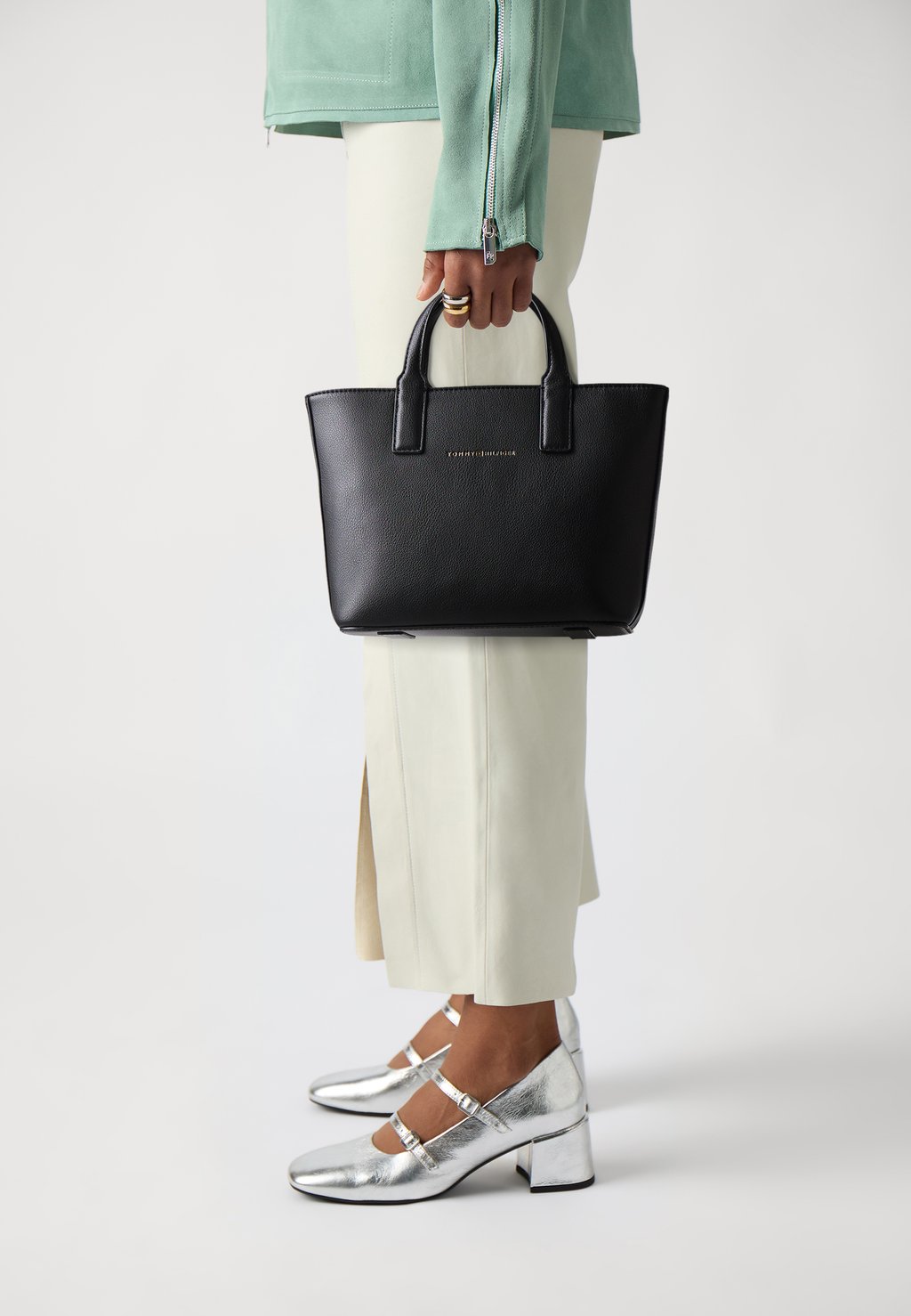 Сумка LOGOTAPE MINI TOTE Tommy Hilfiger, черный 
Сумка LOGOTAPE MINI TOTE Tommy Hilfiger, черный