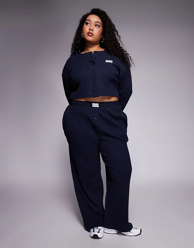 Спортивные брюки Weekend Collective Curve с широкими штанинами и вставками из нейлона в темно-синем цвете
Спортивные брюки Weekend Collective Curve с широкими штанинами и вставками из нейлона в темно-синем цвете