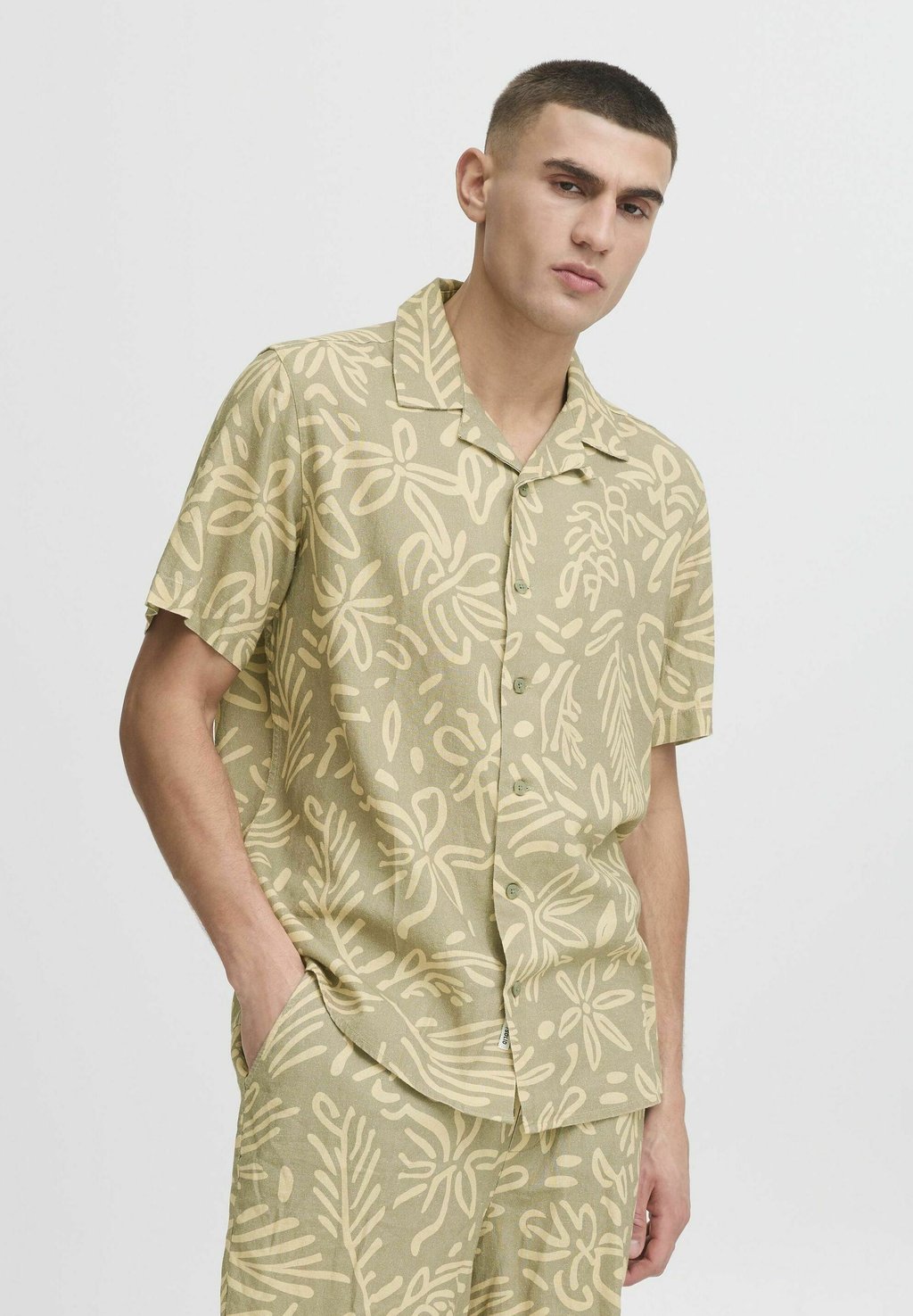 Рубашка SDPAIMAN Solid, цвет Vetiver
Рубашка SDPAIMAN Solid, цвет Vetiver