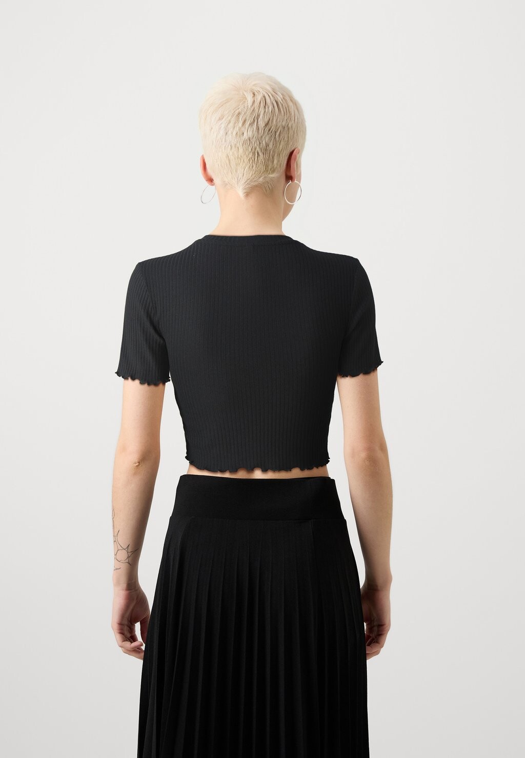 Простая футболка ONLJANIE SHORT BOX ONLY Petite, черный
Простая футболка ONLJANIE SHORT BOX ONLY Petite, черный