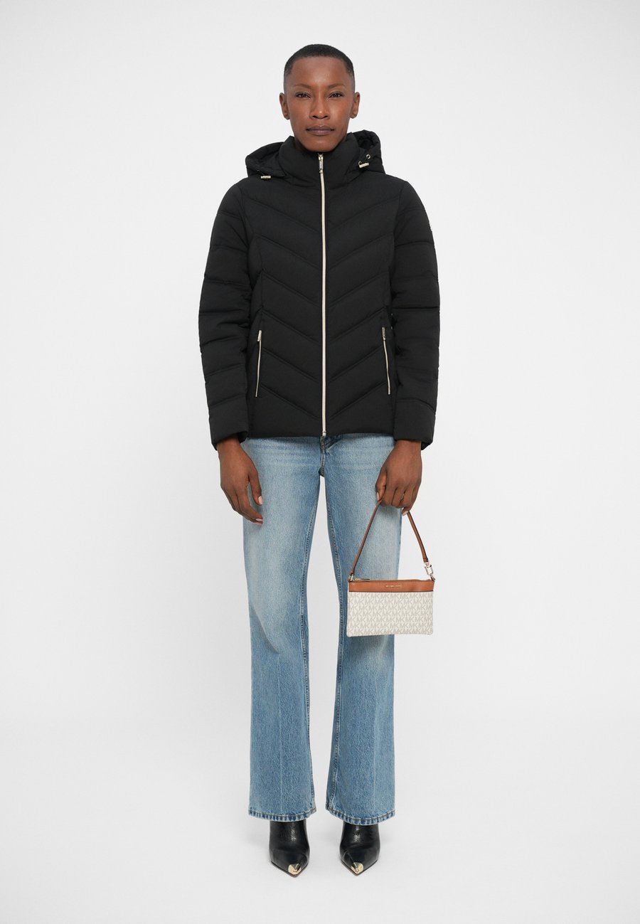 Сумка MICHAEL Michael Kors JET SET WRISTLET, Vanilla/Off-White
Сумка MICHAEL Michael Kors JET SET WRISTLET, Vanilla/Off-White