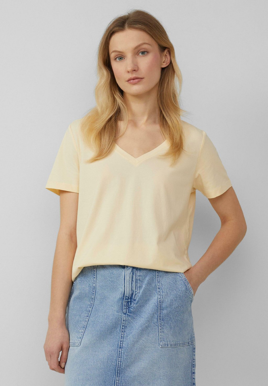 Базовая футболка MIT V-AUSSCHNITT s.Oliver, бежевый
Базовая футболка MIT V-AUSSCHNITT s.Oliver, бежевый