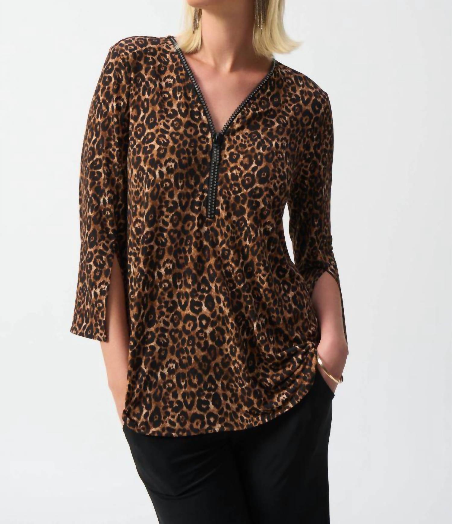 Туника с анималистичным принтом и разрезом на рукавах 3/4 в бежево-черном цвете Joseph Ribkoff
Туника с анималистичным принтом и разрезом на рукавах 3/4 в бежево-черном цвете Joseph Ribkoff