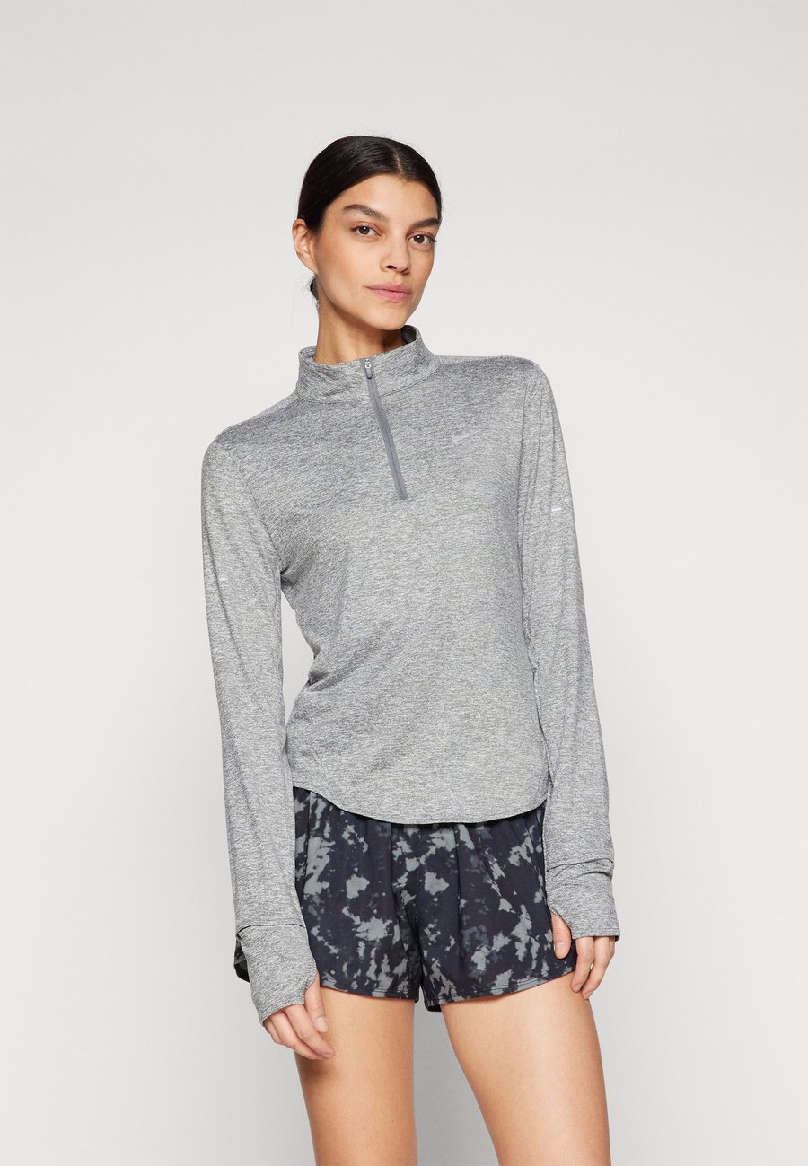 Топ Nike Performance SWIFT TOP, Smoke Grey/Light Smoke Grey/Reflective Silver/Grey
Топ Nike Performance SWIFT TOP, Smoke Grey/Light Smoke Grey/Reflective Silver/Grey