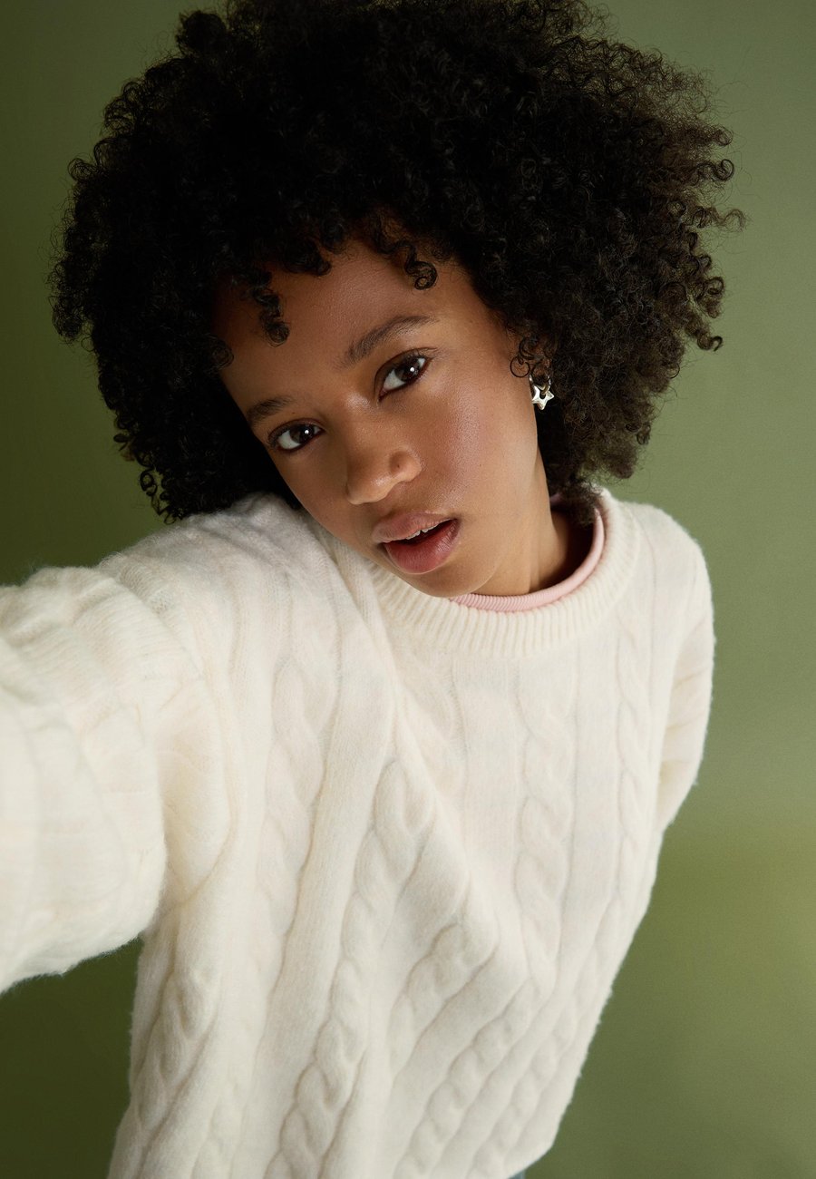 Джемпер Bershka CABLE- SWEATER, Beige
Джемпер Bershka CABLE- SWEATER, Beige