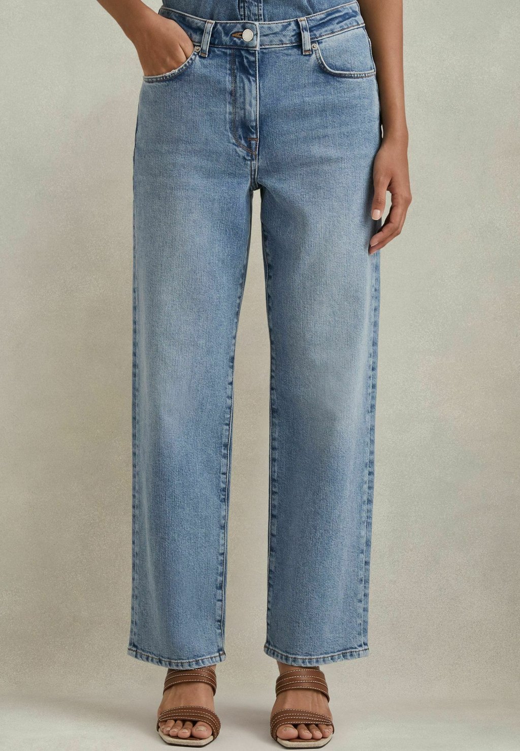 Джинсы прямого покроя SELIN MID-RISE Reiss, синий
Джинсы прямого покроя SELIN MID-RISE Reiss, синий