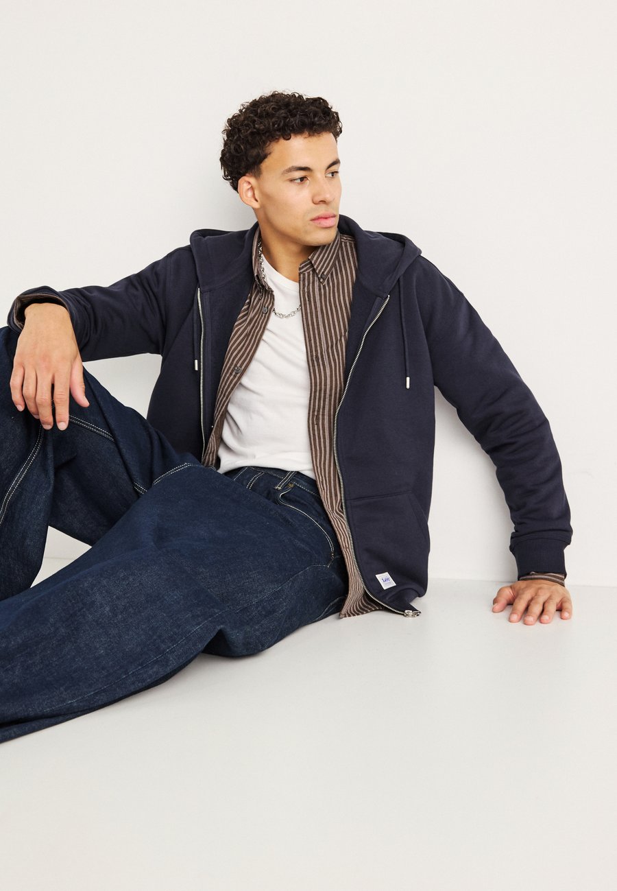 Толстовка Lee FULL ZIP HOODIE, Rebel Navy/Dark Blue
Толстовка Lee FULL ZIP HOODIE, Rebel Navy/Dark Blue