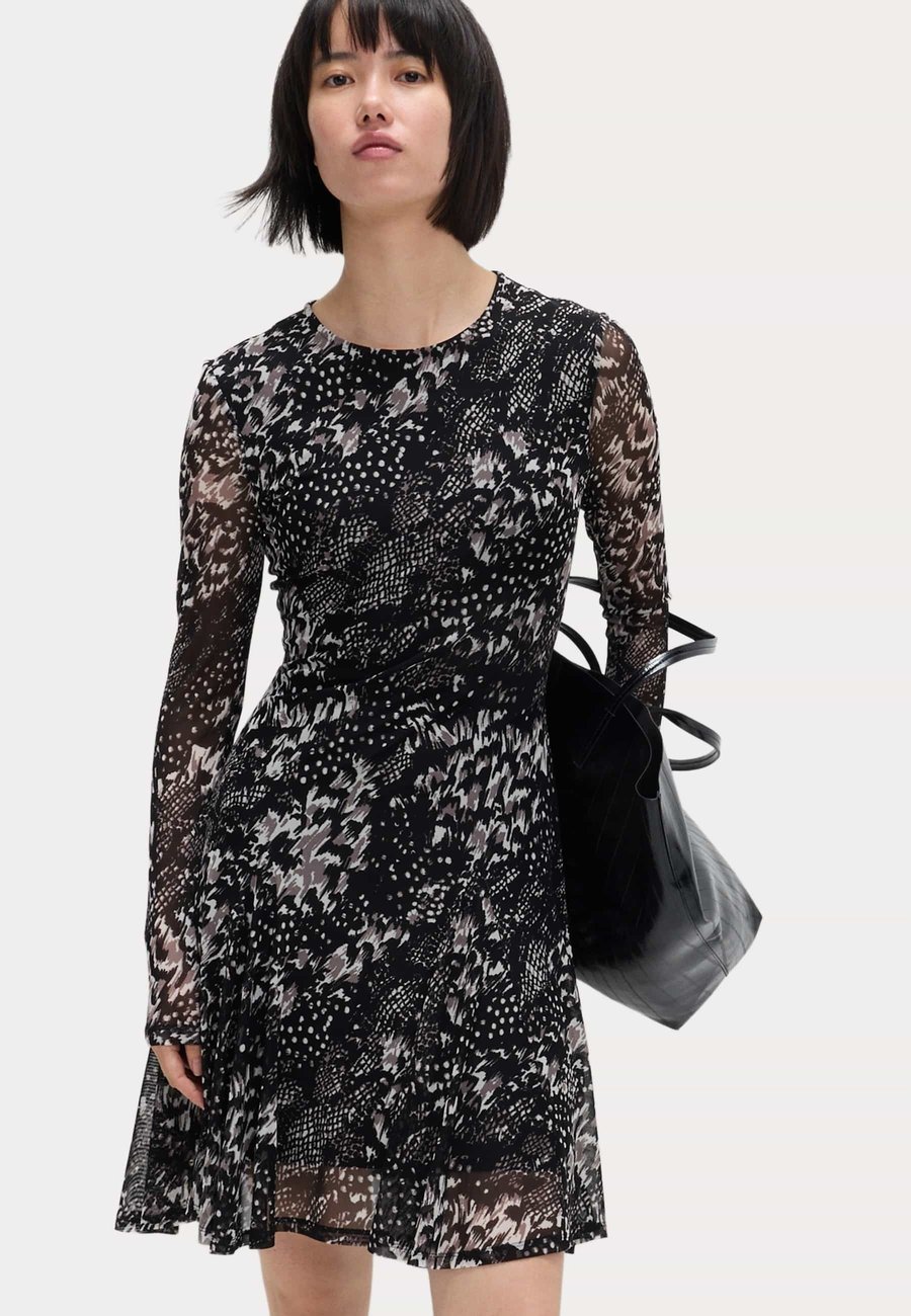 Платье Marks & Spencer PRINTED SKATER , Black Mix/Black
Платье Marks & Spencer PRINTED SKATER , Black Mix/Black