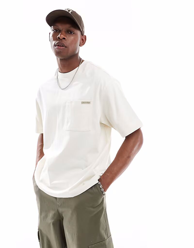 Футболка Calvin Klein Jeans из плотного джерси со свободным карманом, бежевого цвета
Футболка Calvin Klein Jeans из плотного джерси со свободным карманом, бежевого цвета