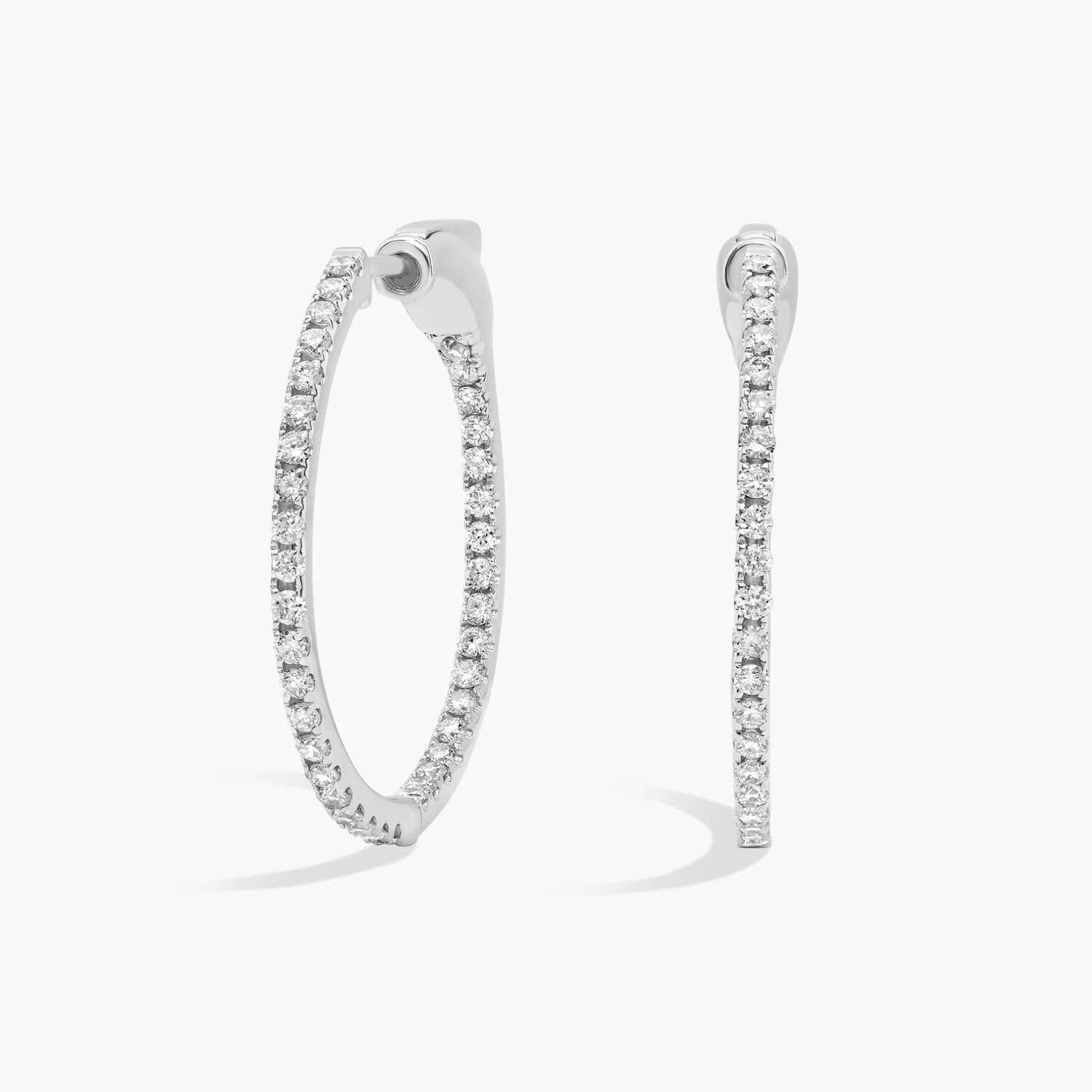 Круглые серьги-кольца Inside Out с выращенными в лаборатории бриллиантами, диаметр 3/4 дюйма, из 14-каратного белого золота (1/2 карата, два цвета - FG / VS2-SI1) Blue Nile
Круглые серьги-кольца Inside Out с выращенными в лаборатории бриллиантами, диаметр 3/4 дюйма, из 14-каратного белого золота (1/2 карата, два цвета - FG / VS2-SI1) Blue Nile