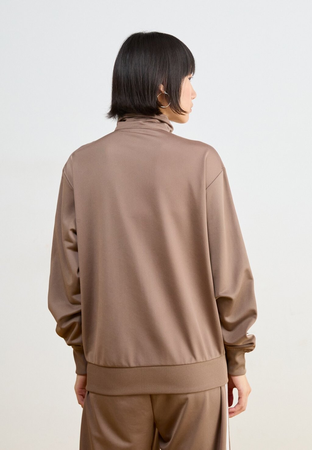 Тренировочная куртка LOOSE adidas Originals, коричневый
Тренировочная куртка LOOSE adidas Originals, коричневый