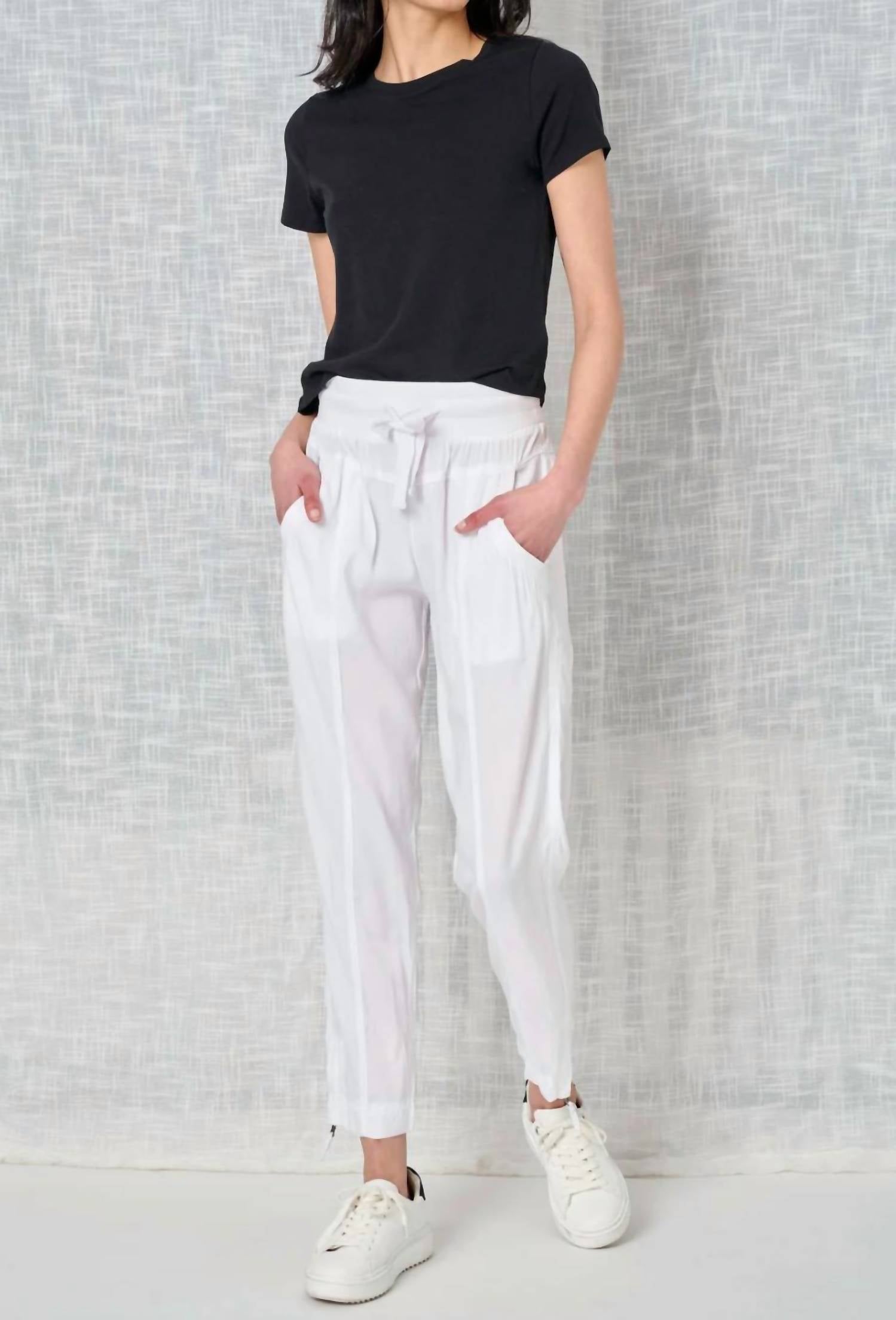 Melody Cupro Джоггеры в белом цвете Marrakech
Melody Cupro Джоггеры в белом цвете Marrakech