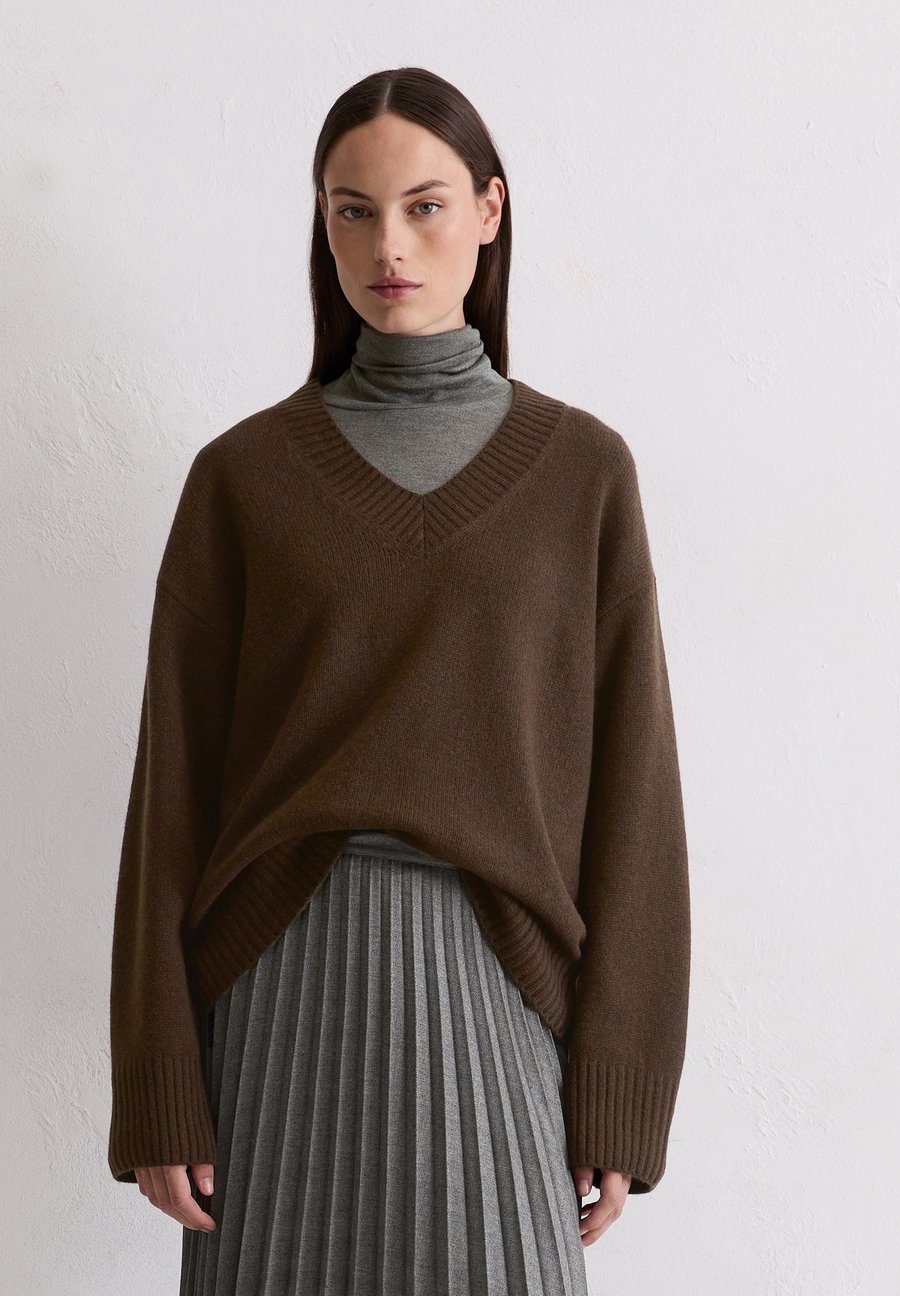 Джемпер Marc O'Polo V-NECK RELAXED , Shaded Brown/Dark Brown
Джемпер Marc O'Polo V-NECK RELAXED , Shaded Brown/Dark Brown