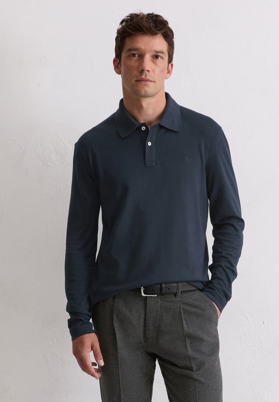 Поло Marc O'Polo LONG SLEEVE SET IN SLEEVE, Polo Long Sleeve Set In Sleeve Ribbed Polo Collar/Dark Blue
Поло Marc O'Polo LONG SLEEVE SET IN SLEEVE, Polo Long Sleeve Set In Sleeve Ribbed Polo Collar/Dark Blue