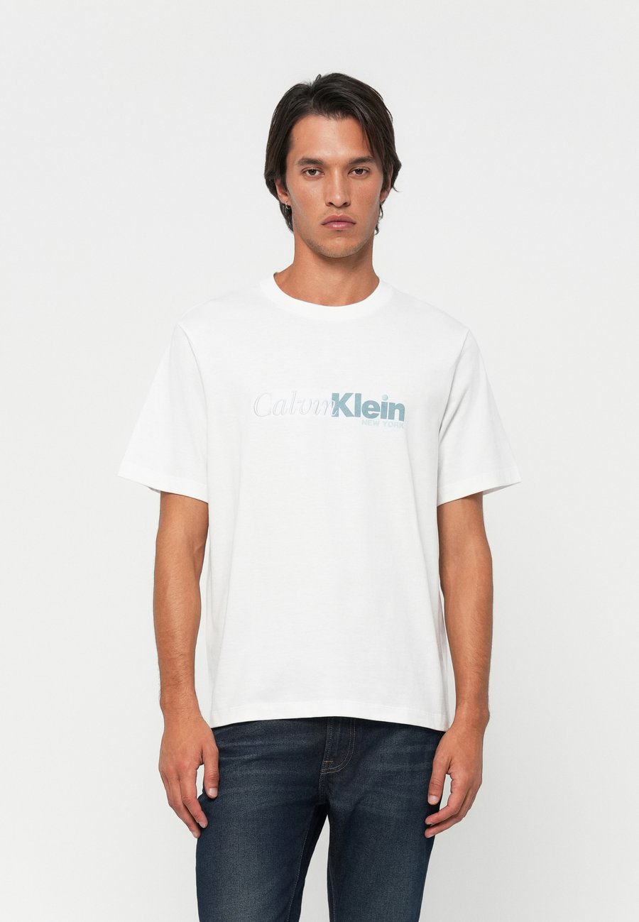Футболка Calvin Klein CURSIVE GRAPHIC, Brilliant White/White, Белый, Футболка Calvin Klein CURSIVE GRAPHIC, Brilliant White/White
Футболка Calvin Klein CURSIVE GRAPHIC, Brilliant White/White, Белый, Футболка Calvin Klein CURSIVE GRAPHIC, Brilliant White/White