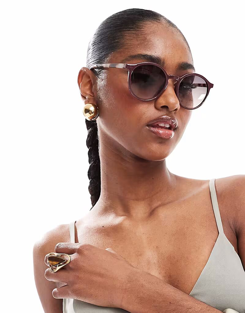 Солнцезащитные очки AJ Morgan в круглой оправе бордового цвета с контрастной черепаховой отделкой
Солнцезащитные очки AJ Morgan в круглой оправе бордового цвета с контрастной черепаховой отделкой