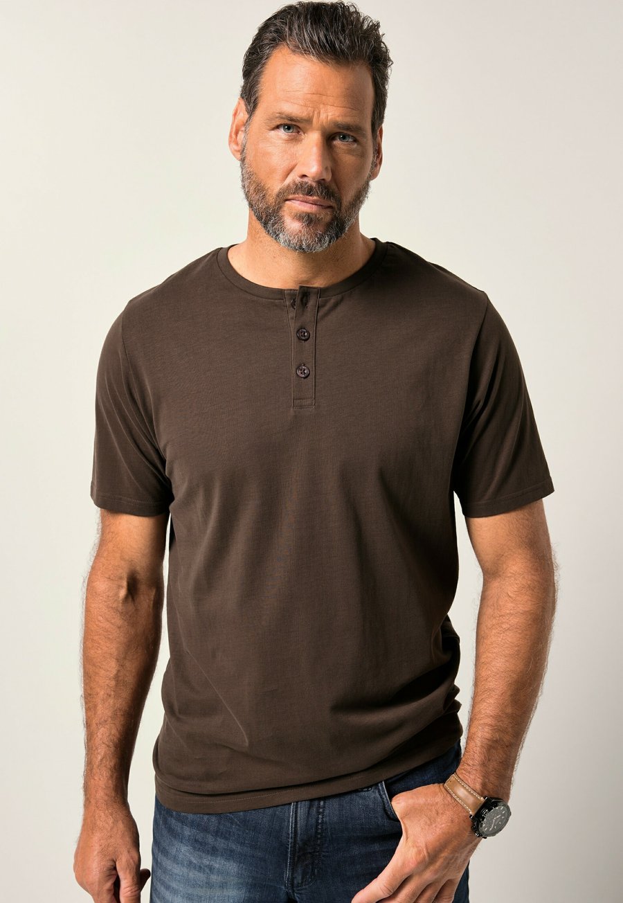 Футболка JP1880 HENLEY, Dark Brown, Коричневый, Футболка JP1880 HENLEY, Dark Brown
Футболка JP1880 HENLEY, Dark Brown, Коричневый, Футболка JP1880 HENLEY, Dark Brown
