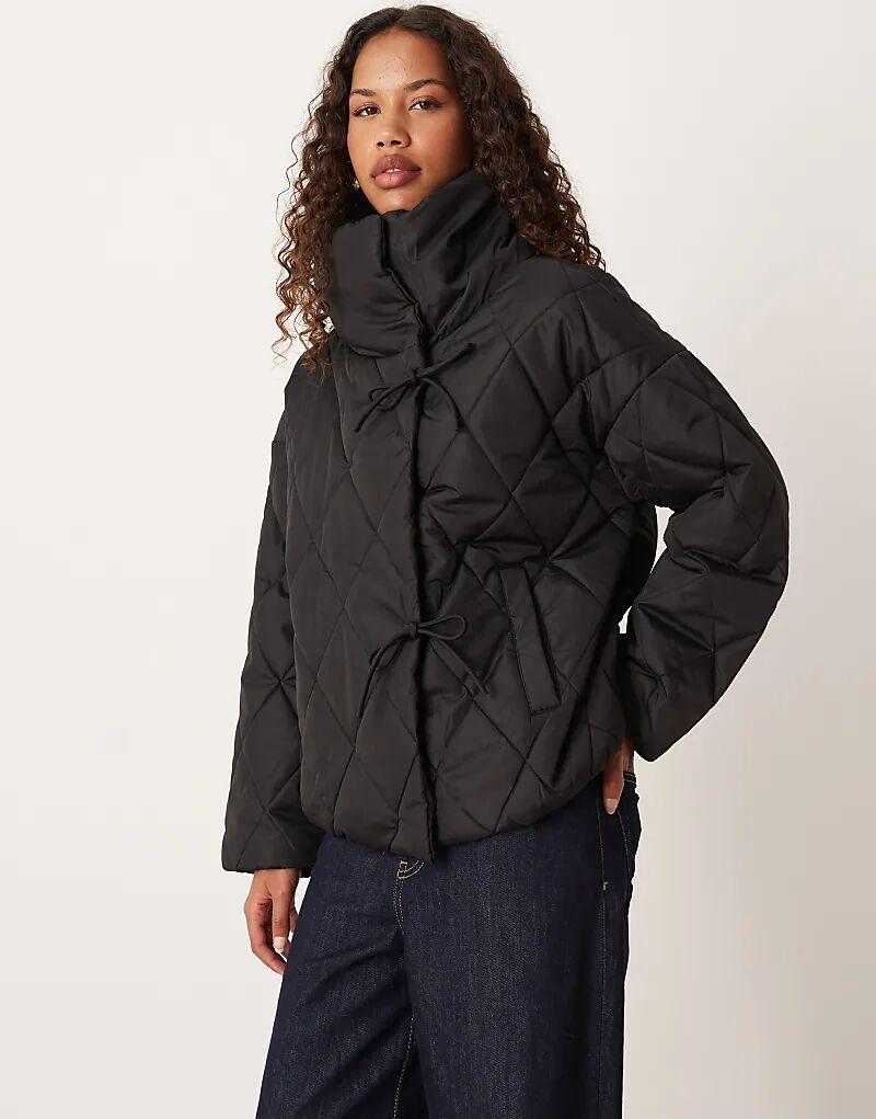 Стеганая куртка Vila с высоким воротом и завязками черного цвета
Стеганая куртка Vila с высоким воротом и завязками черного цвета