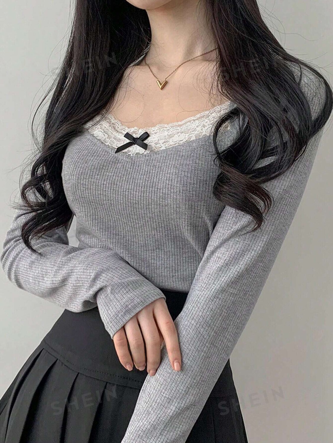 Женская футболка Эта футболка, украшенная контрастным кружевом и бантиками, идеально подходит для осени Dazy, серый 
Женская футболка Эта футболка, украшенная контрастным кружевом и бантиками, идеально подходит для осени Dazy, серый