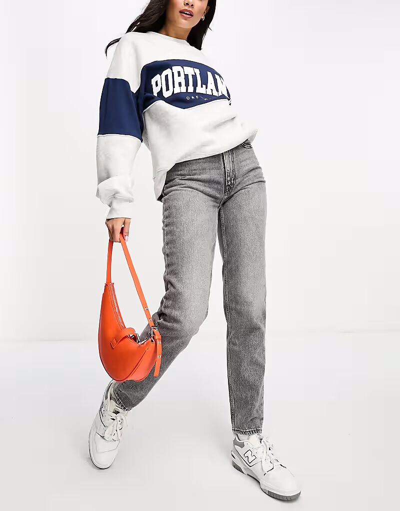 Джинсы mom в стиле 80-х серого цвета Levi'S
Джинсы mom в стиле 80-х серого цвета Levi'S