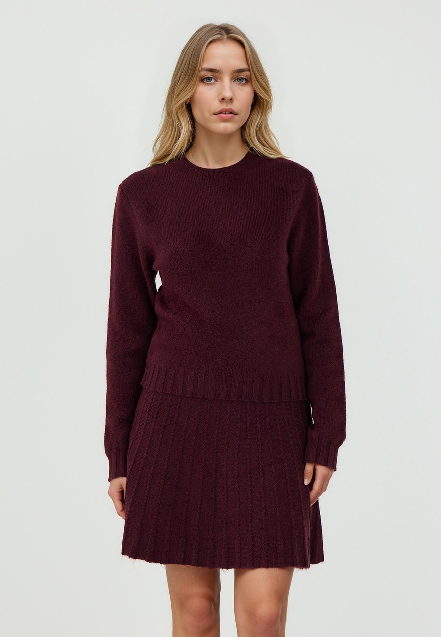 Джемпер Jimmy Key Jumper, Burgundy/Bordeaux
Джемпер Jimmy Key Jumper, Burgundy/Bordeaux