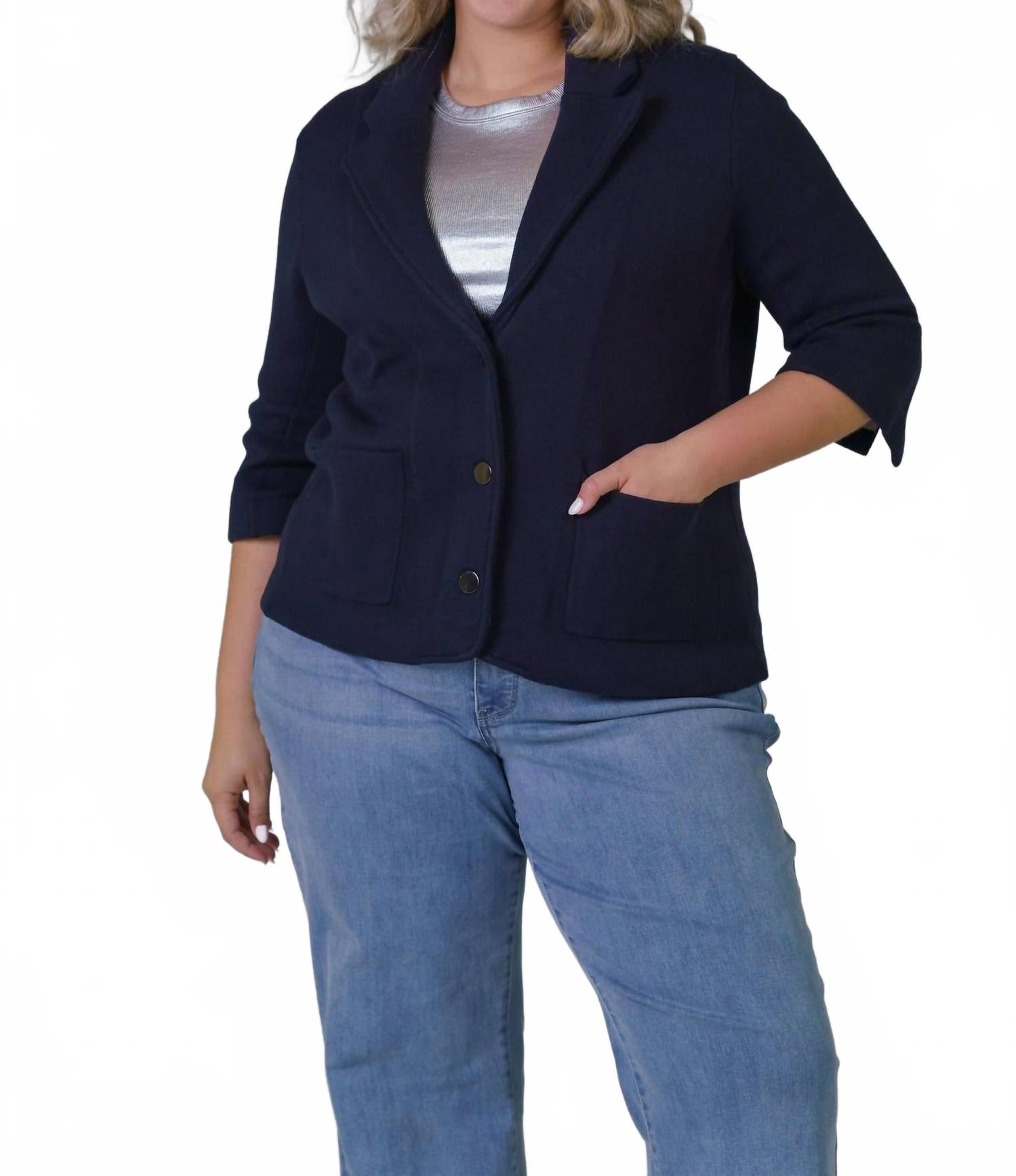 Хлопковый укороченный блейзер плюс размера в темно-синем цвете Minnie Rose
Хлопковый укороченный блейзер плюс размера в темно-синем цвете Minnie Rose
