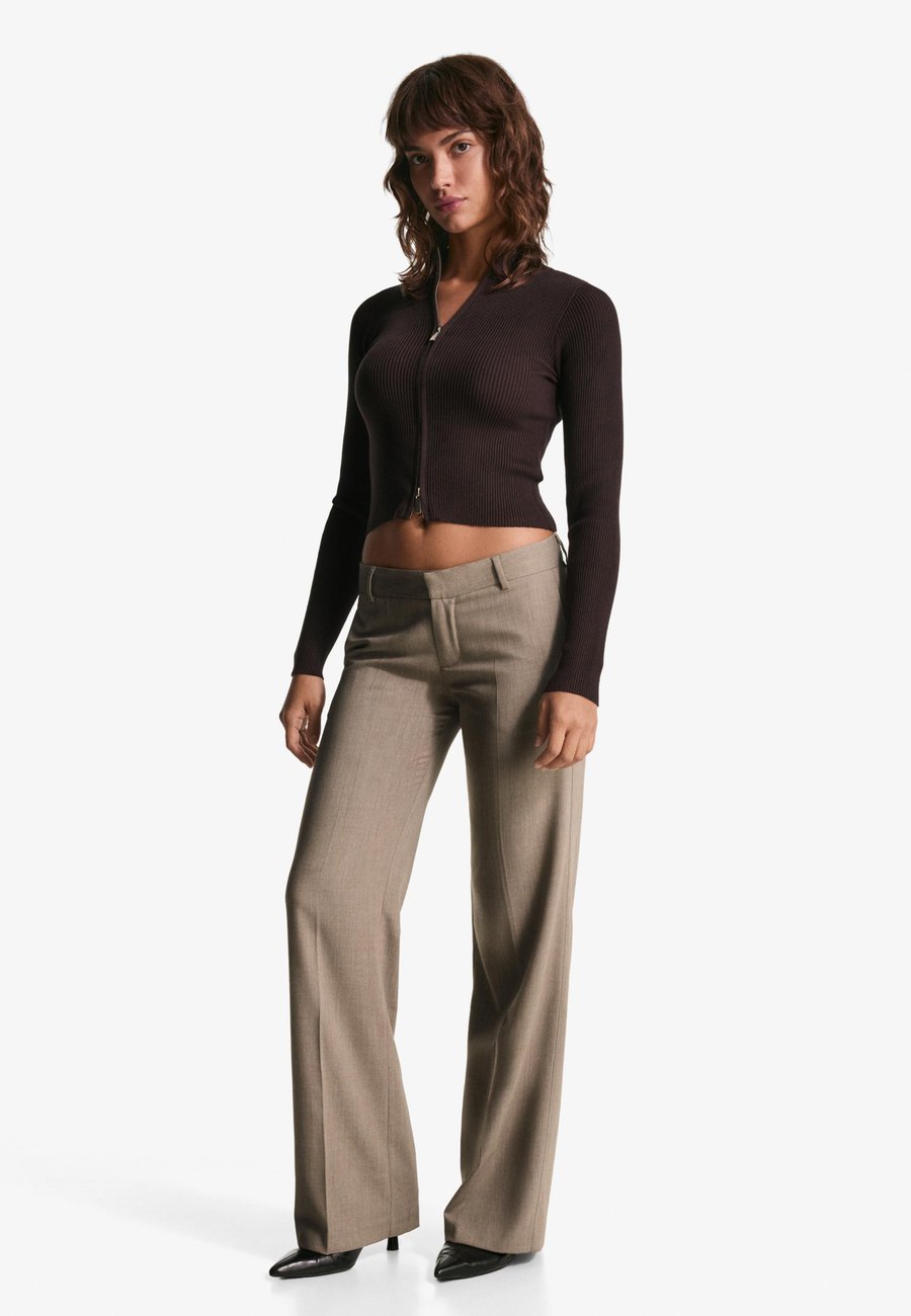 Брюки Bershka LOW WAIST , Beige
Брюки Bershka LOW WAIST , Beige