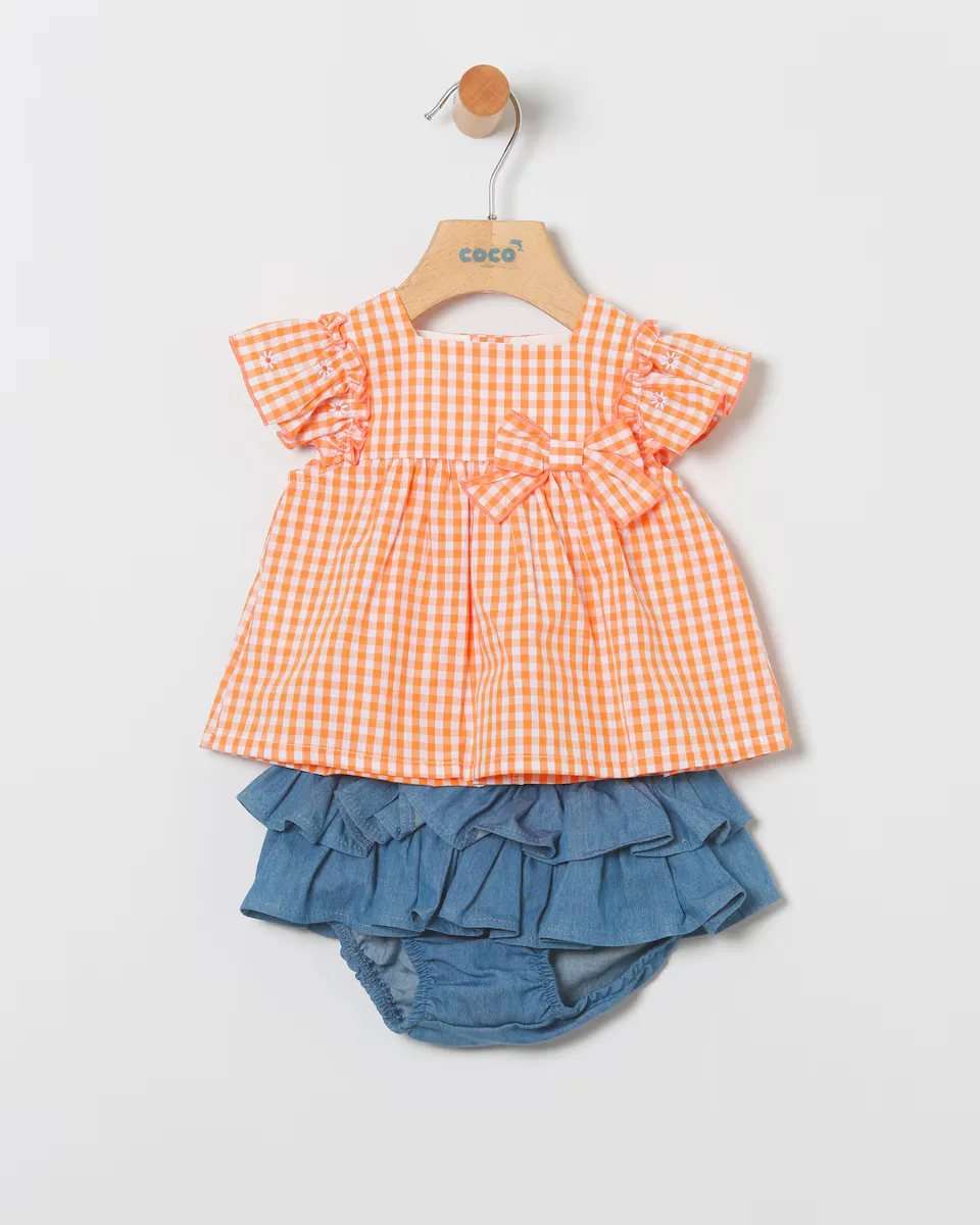 Комплект из блузки в клетку и джинсового чехла для подгузников с рюшами Coco Acqua, оранжевый
Комплект из блузки в клетку и джинсового чехла для подгузников с рюшами Coco Acqua, оранжевый