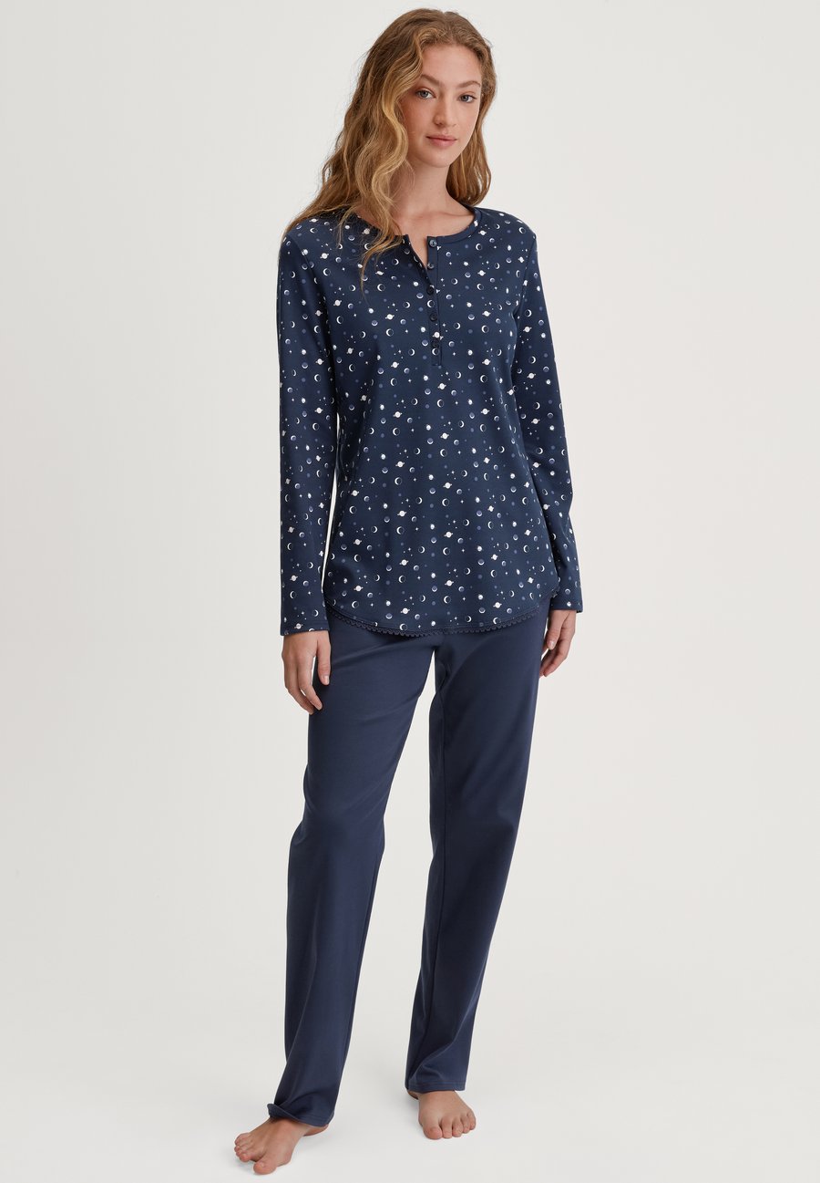 Пижамный комплект Calida MIDNIGHT DREAMS MIT KNÖPFEN, Peacoat Blue/Dark Blue
Пижамный комплект Calida MIDNIGHT DREAMS MIT KNÖPFEN, Peacoat Blue/Dark Blue