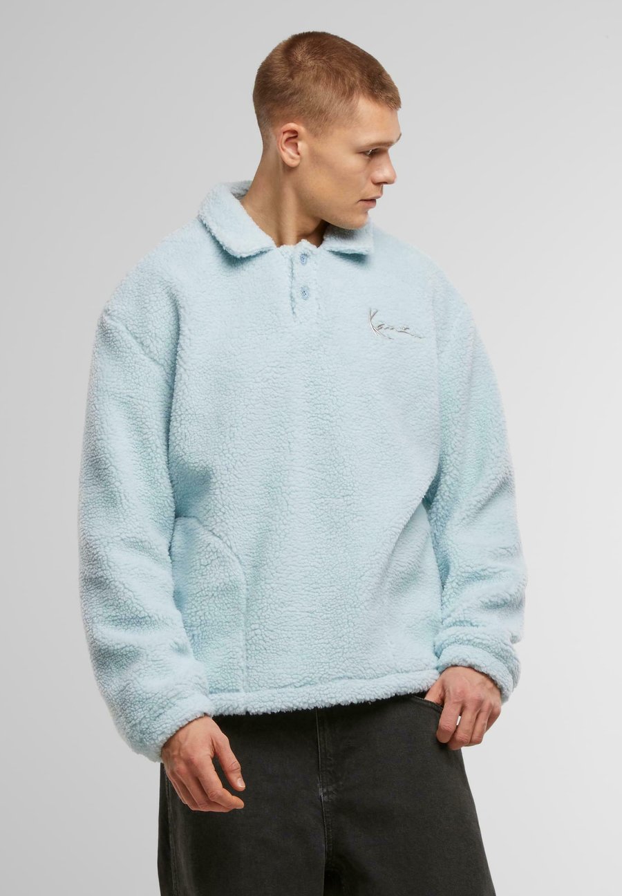 Джемпер Karl Kani METAL SIGNATURE POLO, Lightblue/Light Blue
Джемпер Karl Kani METAL SIGNATURE POLO, Lightblue/Light Blue