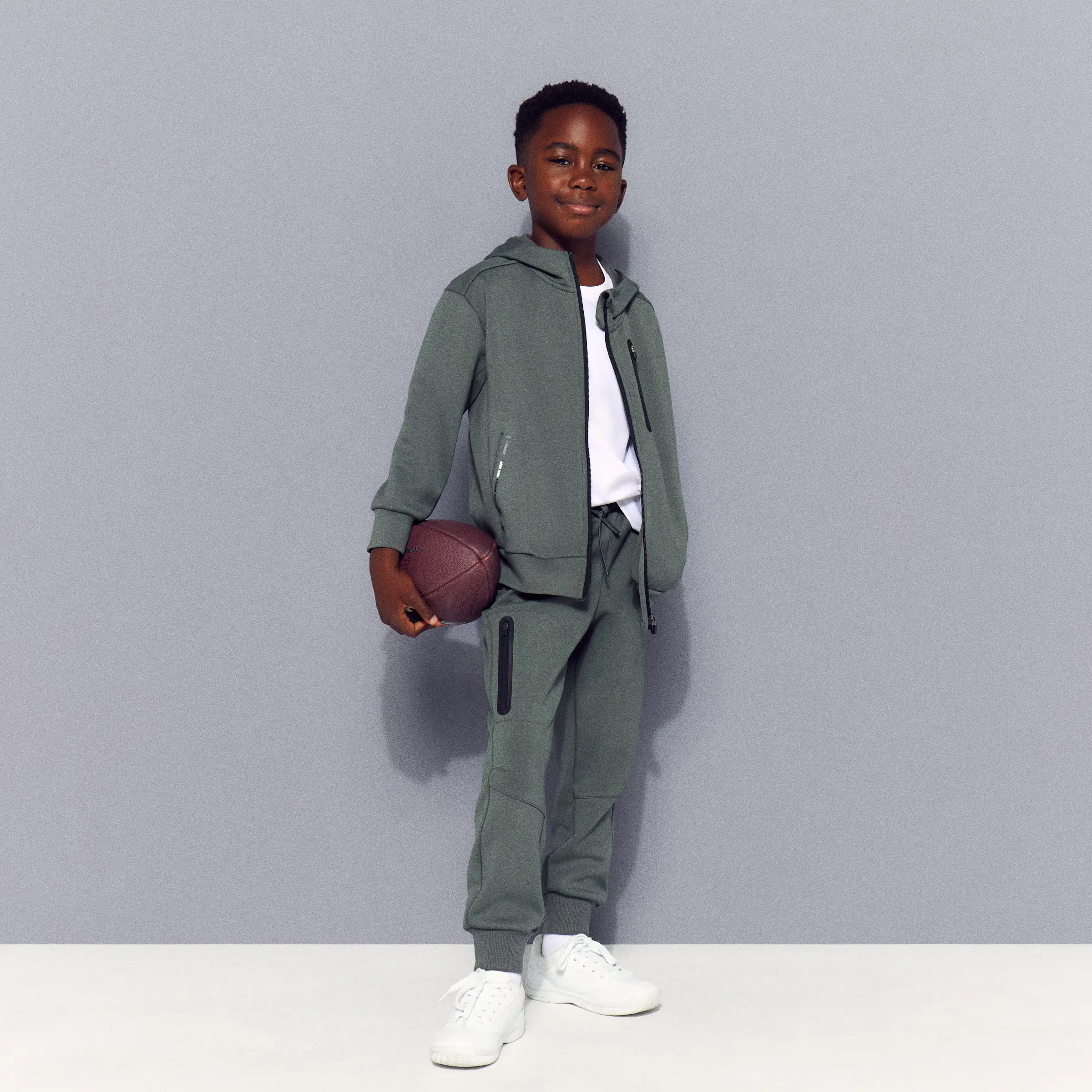 Длинные брюки из вискозы для мальчиков Boomerang в спортивно-повседневном стиле, зеленый
Длинные брюки из вискозы для мальчиков Boomerang в спортивно-повседневном стиле, зеленый