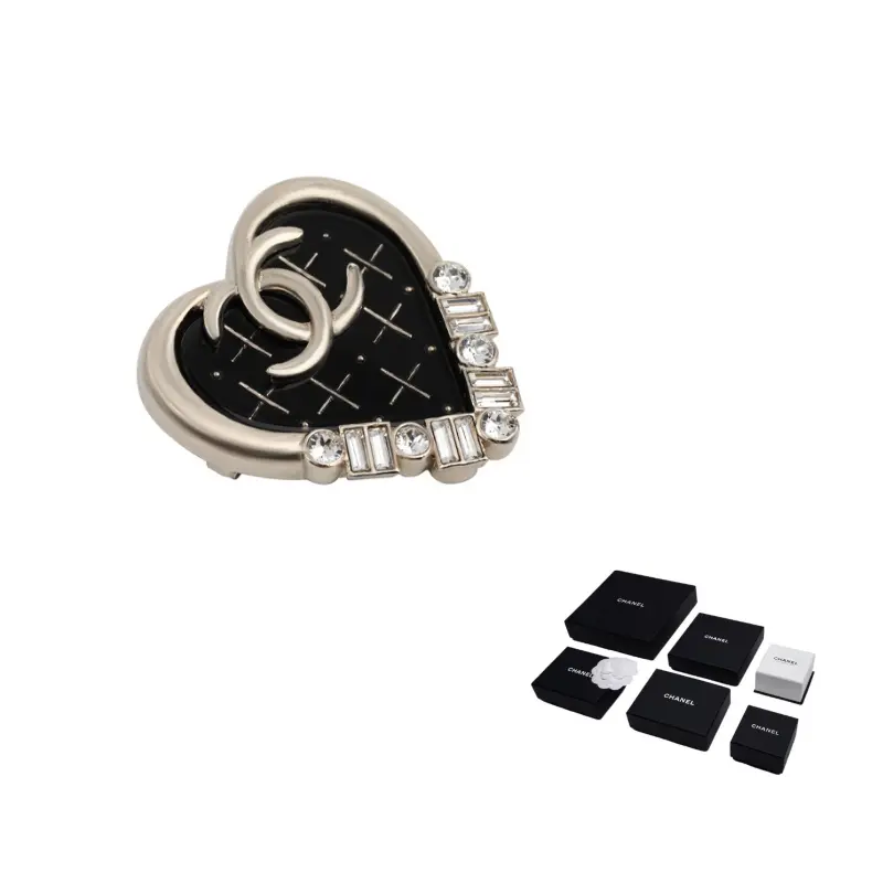 Латунные эмалевые серьги-пуссеты с логотипом Cha-Nel, 2022 CHANEL
Латунные эмалевые серьги-пуссеты с логотипом Cha-Nel, 2022 CHANEL