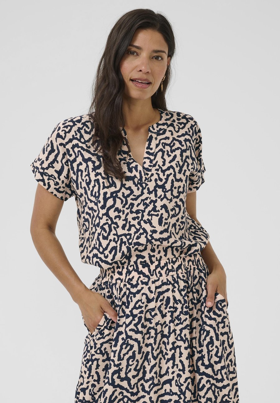 Блуза Bon'A Parte KATANA, Midnight Rose Print/Dark Blue
Блуза Bon'A Parte KATANA, Midnight Rose Print/Dark Blue