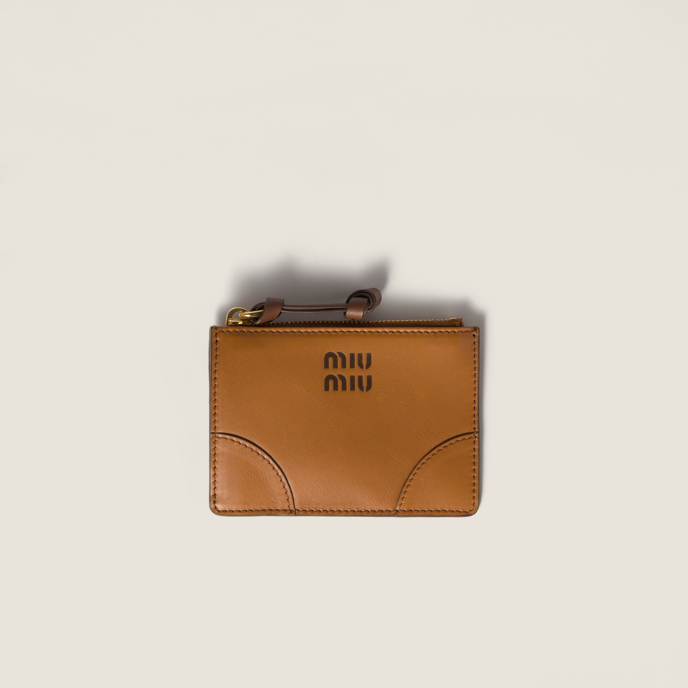 Кожаный держатель для карт MIU MIU, коричневый
Кожаный держатель для карт MIU MIU, коричневый