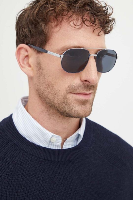 Солнцезащитные очки Guess, серебряный 
Солнцезащитные очки Guess, серебряный