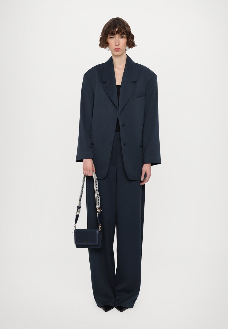 Сумка кросс-боди MICHAEL Michael Kors JET SET , Navy/Dark Blue
Сумка кросс-боди MICHAEL Michael Kors JET SET , Navy/Dark Blue