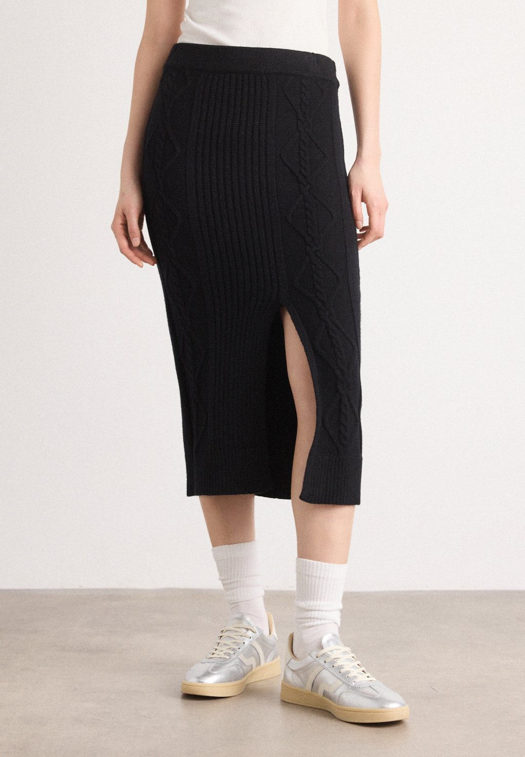 Юбка-карандаш CABLE MIDI SKIRT WITH VENT AT FRONT BODY DKNY, черный
Юбка-карандаш CABLE MIDI SKIRT WITH VENT AT FRONT BODY DKNY, черный