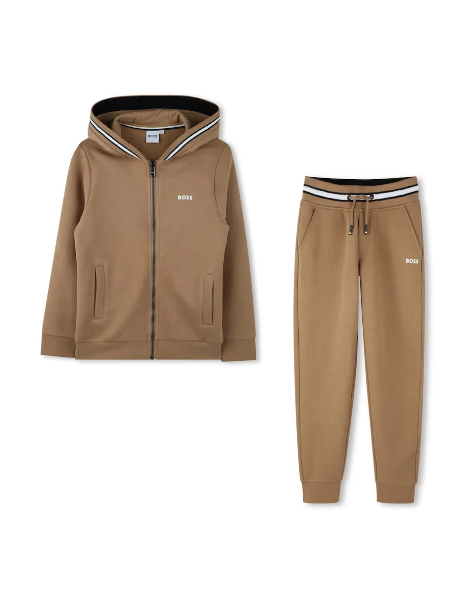 Однотонный спортивный костюм для мальчика с ребристой отделкой BOSS Kidswear, светло-коричневый
Однотонный спортивный костюм для мальчика с ребристой отделкой BOSS Kidswear, светло-коричневый