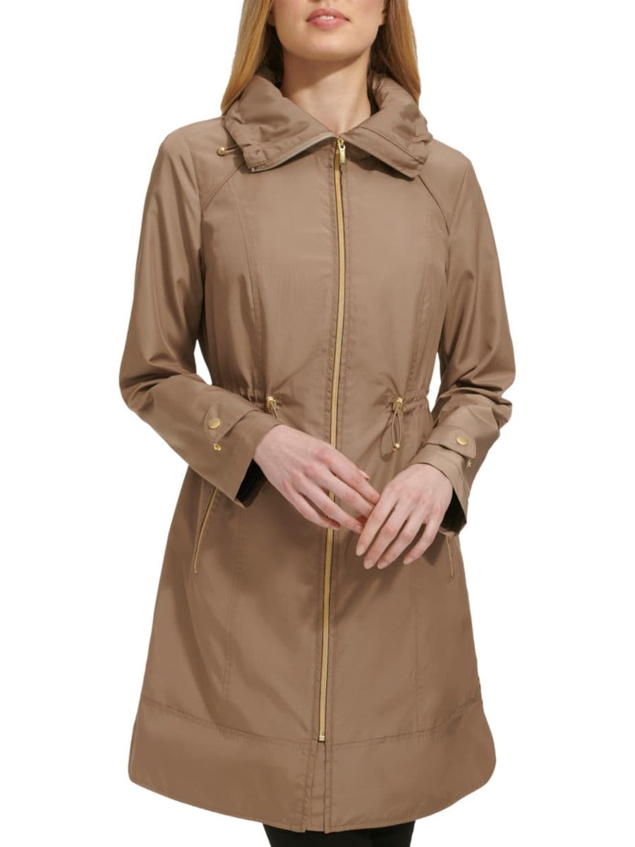 Упаковываемая удлиненная куртка-дождевик с завязкой на шнурке Cole Haan, цвет Champagne 
Упаковываемая удлиненная куртка-дождевик с завязкой на шнурке Cole Haan, цвет Champagne