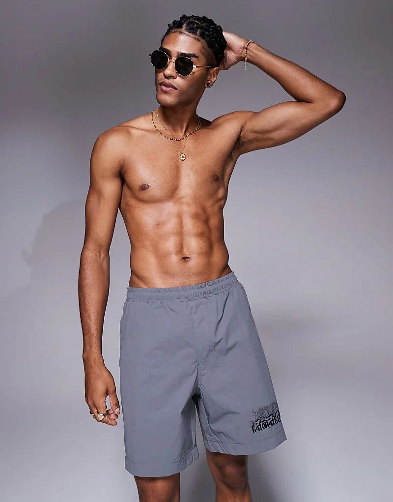 Плавки-шорты River Island с принтом дракона серого цвета
Плавки-шорты River Island с принтом дракона серого цвета