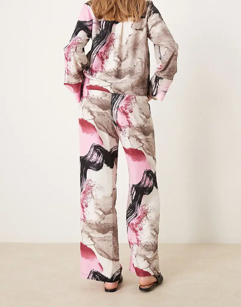 Широкие брюки Vila из атласа с розовым абстрактным принтом
Широкие брюки Vila из атласа с розовым абстрактным принтом