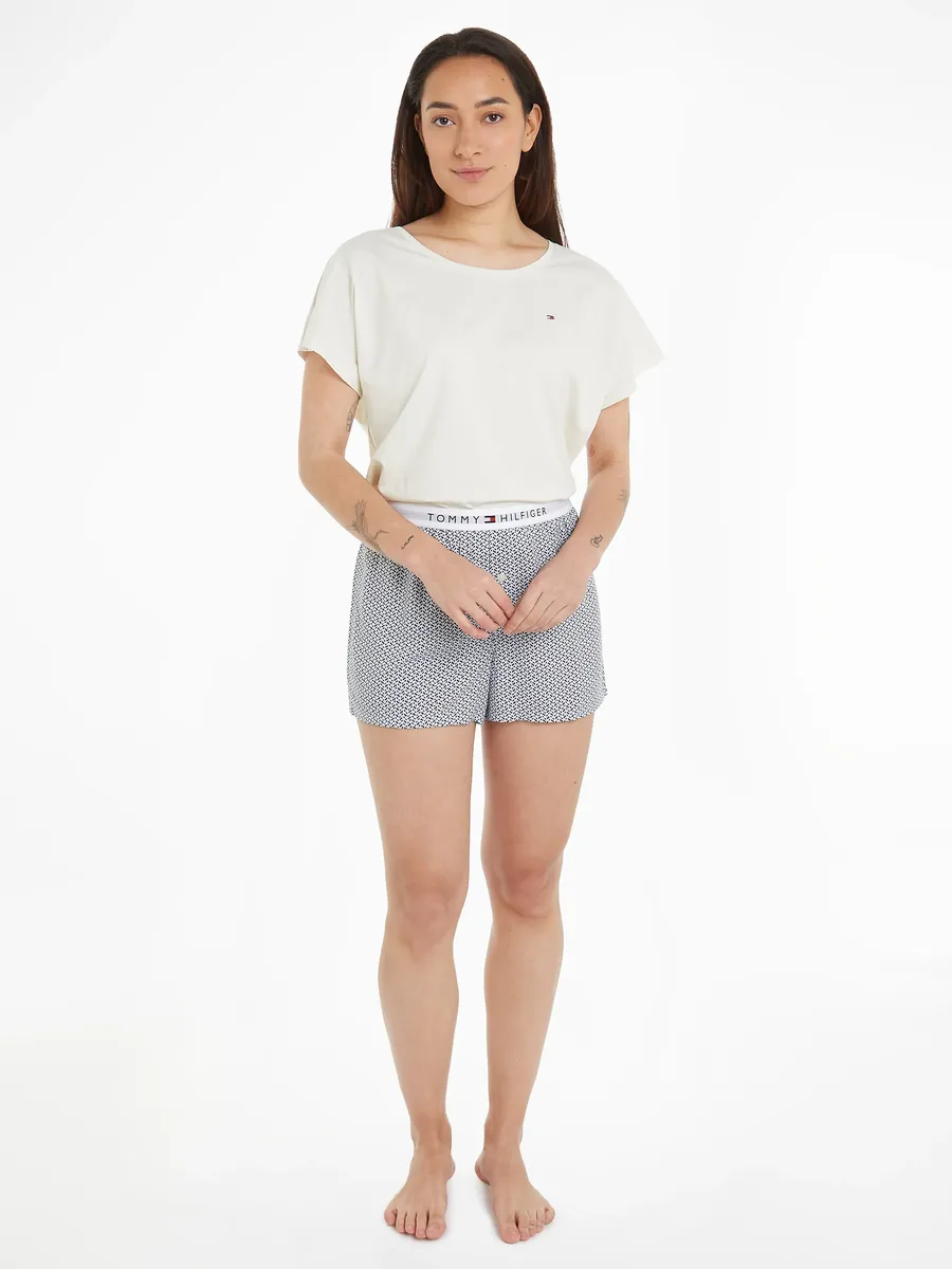 Tommy Hilfiger Underwear Пижама "SS PYJ SET WOVEN" (комплект, 2 предмета, рубашка+шорты), однотонная рубашка, шорты с рисунком, цвет Ivory / Woven Mini Geo
Tommy Hilfiger Underwear Пижама "SS PYJ SET WOVEN" (комплект, 2 предмета, рубашка+шорты), однотонная рубашка, шорты с рисунком, цвет Ivory / Woven Mini Geo