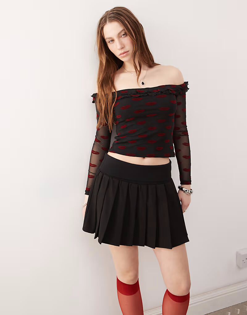 Топ с принтом «флокированные губы» от Motel nihal черного цвета
Топ с принтом «флокированные губы» от Motel nihal черного цвета