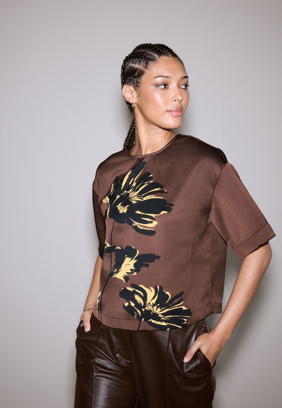 Блуза Next REGULAR FIT SHORT SLEEVE BOXY , Chocolate Brown Floral Print/Brown
Блуза Next REGULAR FIT SHORT SLEEVE BOXY , Chocolate Brown Floral Print/Brown