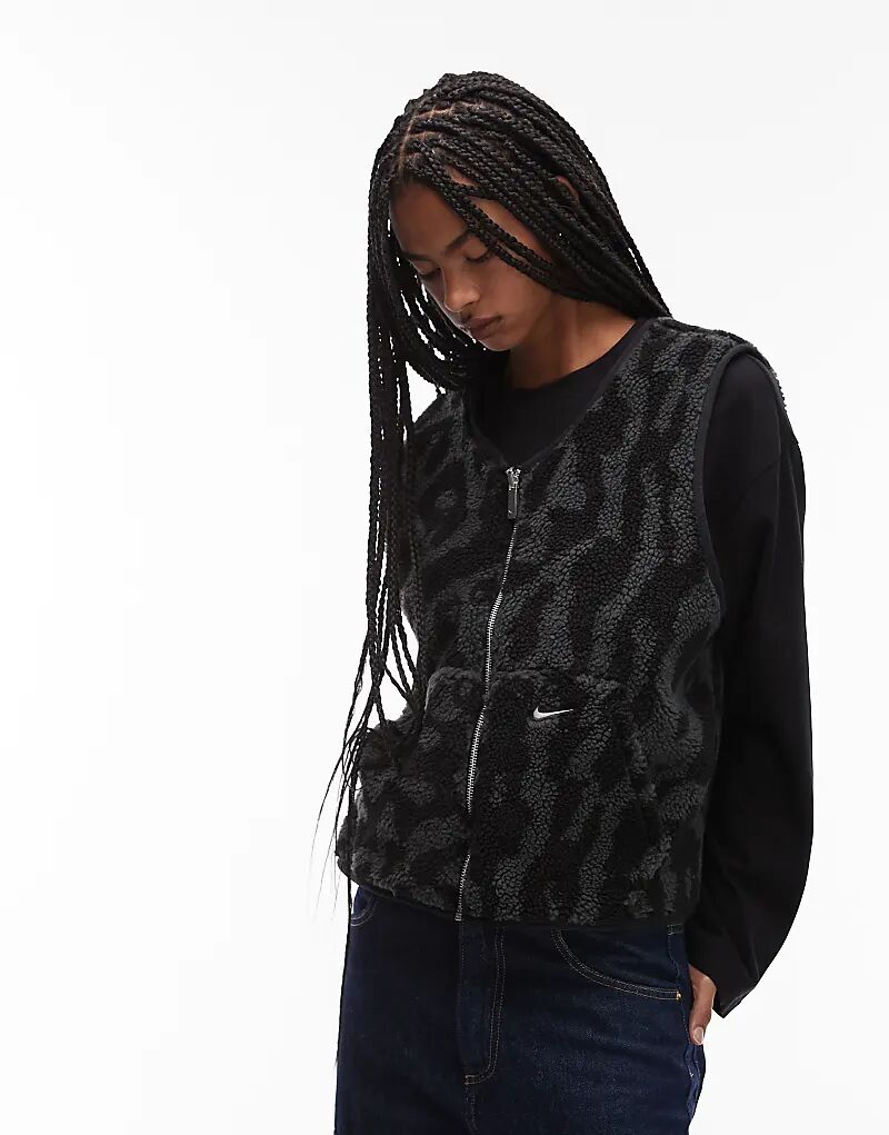 Двусторонний жилет Nike Street из искусственной шерсти черного цвета с леопардовым принтом
Двусторонний жилет Nike Street из искусственной шерсти черного цвета с леопардовым принтом